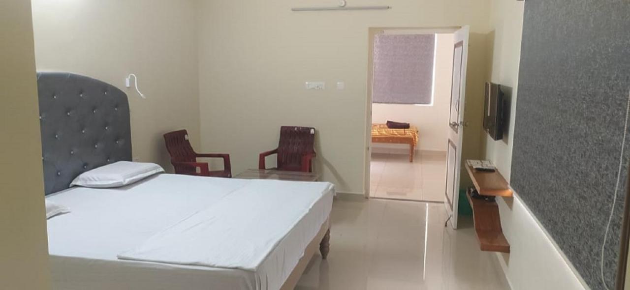 Srinivasa Hotel Tirupati Eksteriør bilde