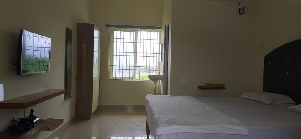 Srinivasa Hotel Tirupati Eksteriør bilde