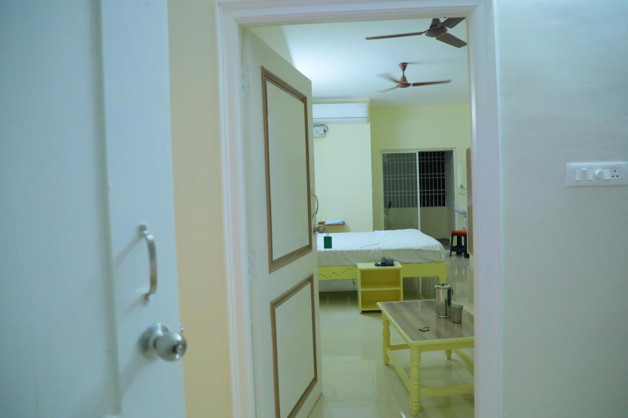 Srinivasa Hotel Tirupati Eksteriør bilde