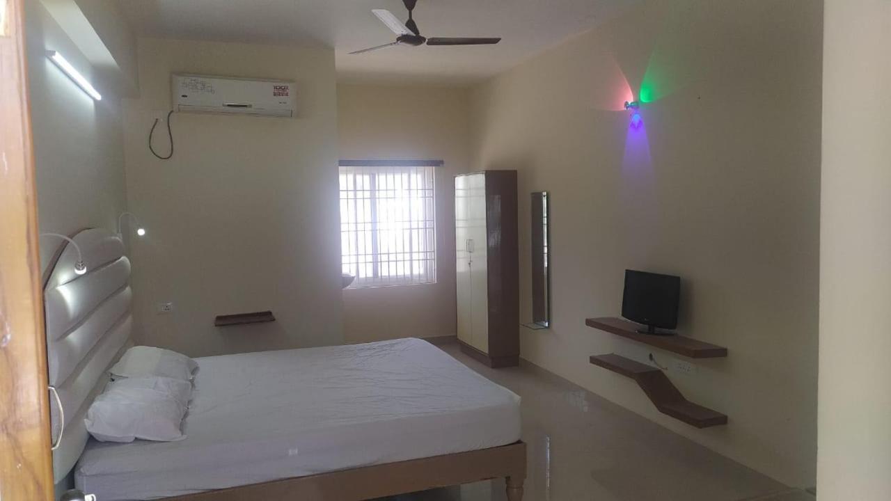 Srinivasa Hotel Tirupati Eksteriør bilde