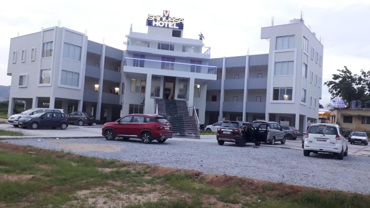 Srinivasa Hotel Tirupati Eksteriør bilde