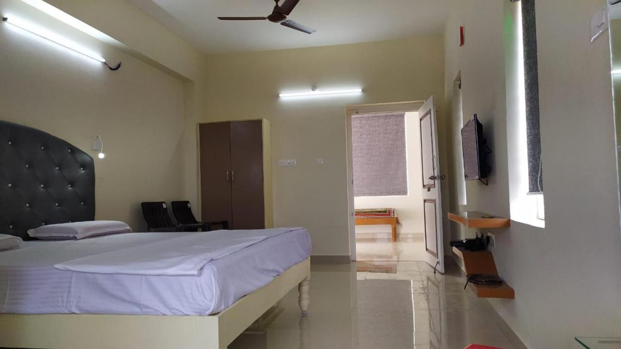 Srinivasa Hotel Tirupati Eksteriør bilde