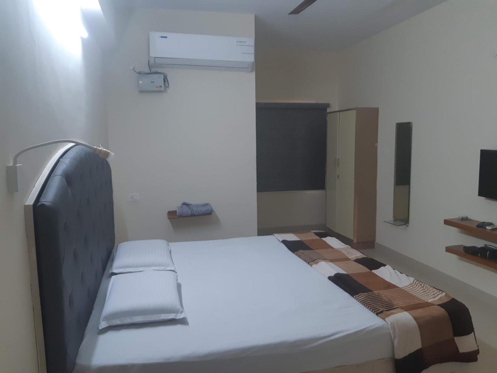 Srinivasa Hotel Tirupati Eksteriør bilde