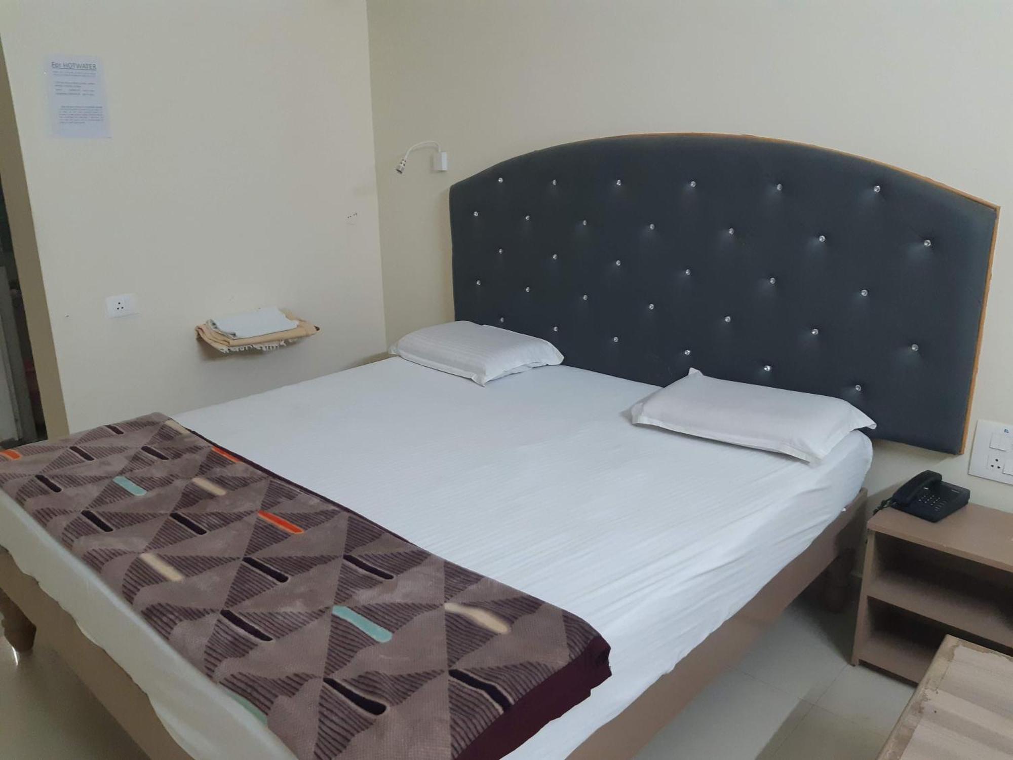 Srinivasa Hotel Tirupati Eksteriør bilde