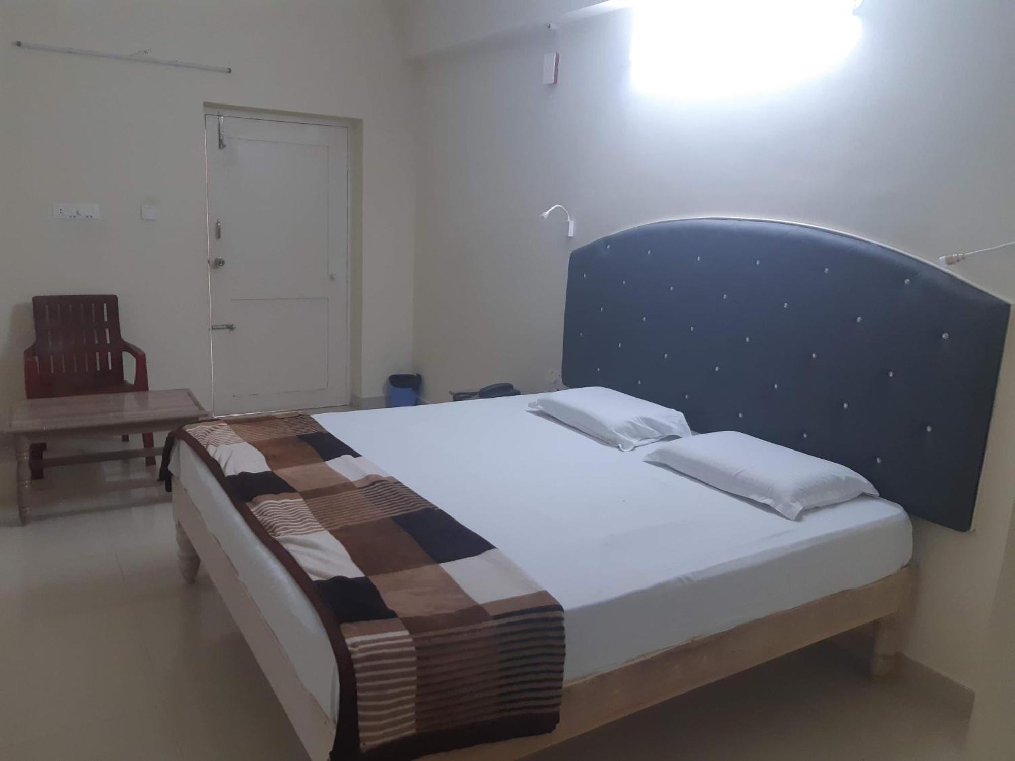 Srinivasa Hotel Tirupati Eksteriør bilde